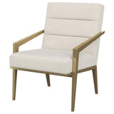 Sillón decorativo Kirra con brazos de metal tapizados en color crema