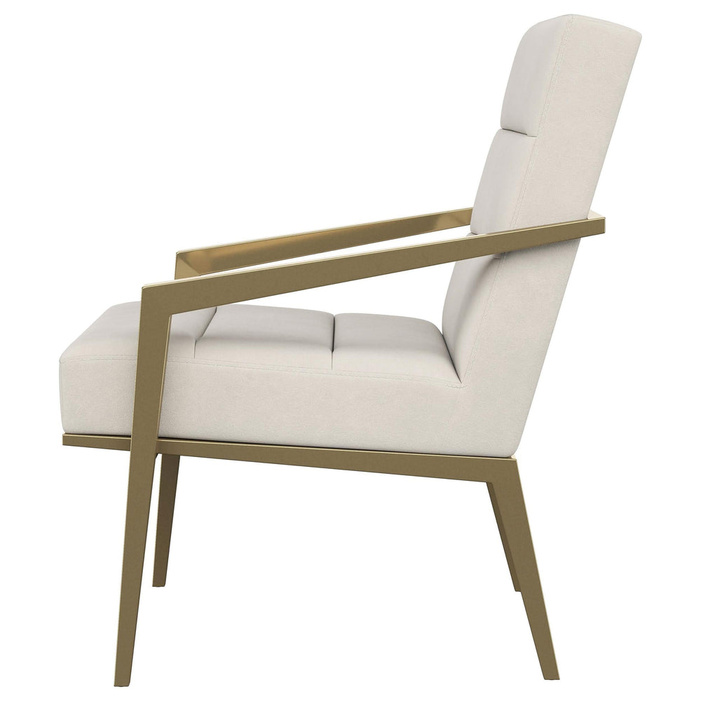 Sillón decorativo Kirra con brazos de metal tapizados en color crema