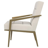 Sillón decorativo Kirra con brazos de metal tapizados en color crema