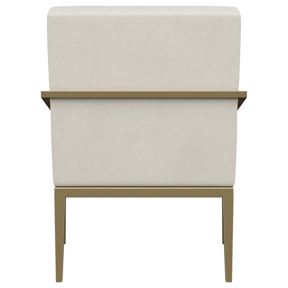 Sillón decorativo Kirra con brazos de metal tapizados en color crema