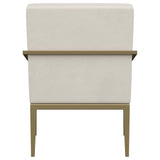 Sillón decorativo Kirra con brazos de metal tapizados en color crema