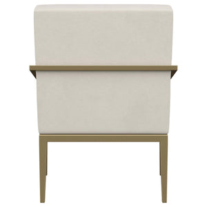 Sillón decorativo Kirra con brazos de metal tapizados en color crema