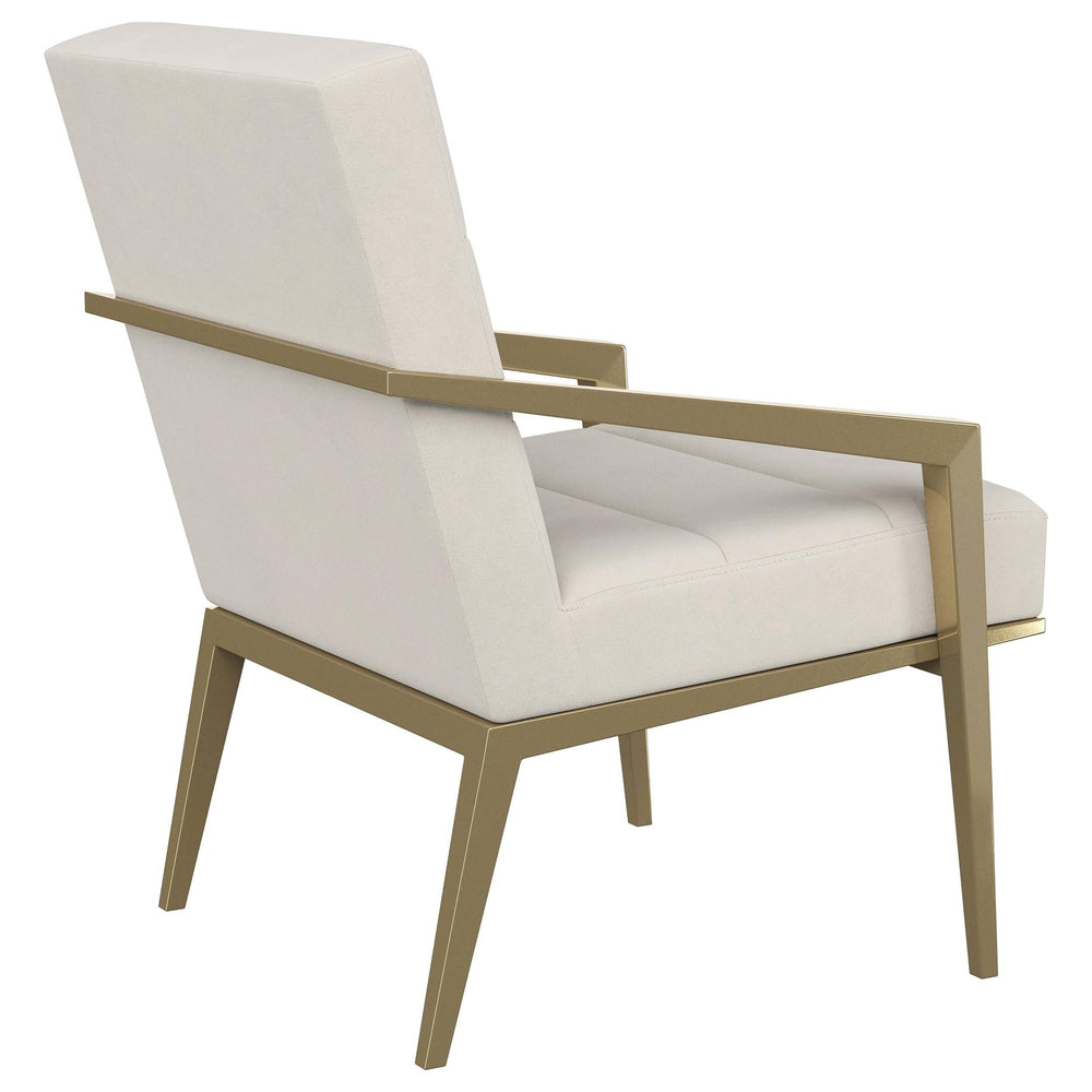 Sillón decorativo Kirra con brazos de metal tapizados en color crema