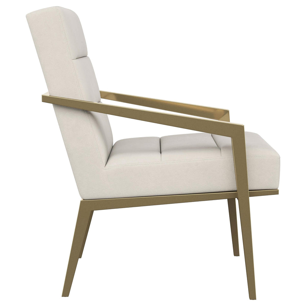 Sillón decorativo Kirra con brazos de metal tapizados en color crema