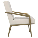 Sillón decorativo Kirra con brazos de metal tapizados en color crema