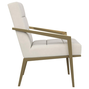 Sillón decorativo Kirra con brazos de metal tapizados en color crema