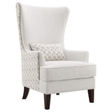 Sillón alto tapizado Pippin con respaldo alto y acento color Latte