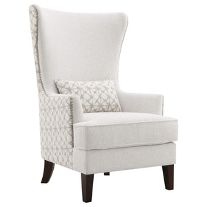 Sillón alto tapizado Pippin con respaldo alto y acento color Latte