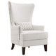 Sillón alto tapizado Pippin con respaldo alto y acento color Latte