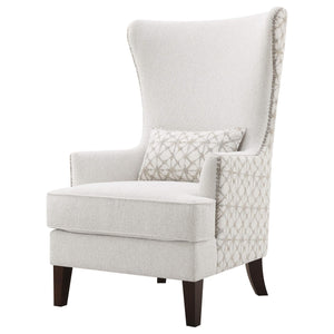 Sillón alto tapizado Pippin con respaldo alto y acento color Latte