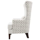 Sillón alto tapizado Pippin con respaldo alto y acento color Latte