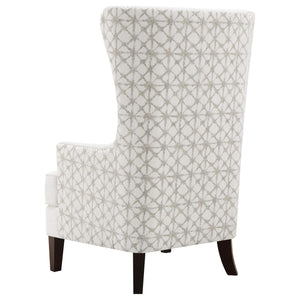 Sillón alto tapizado Pippin con respaldo alto y acento color Latte