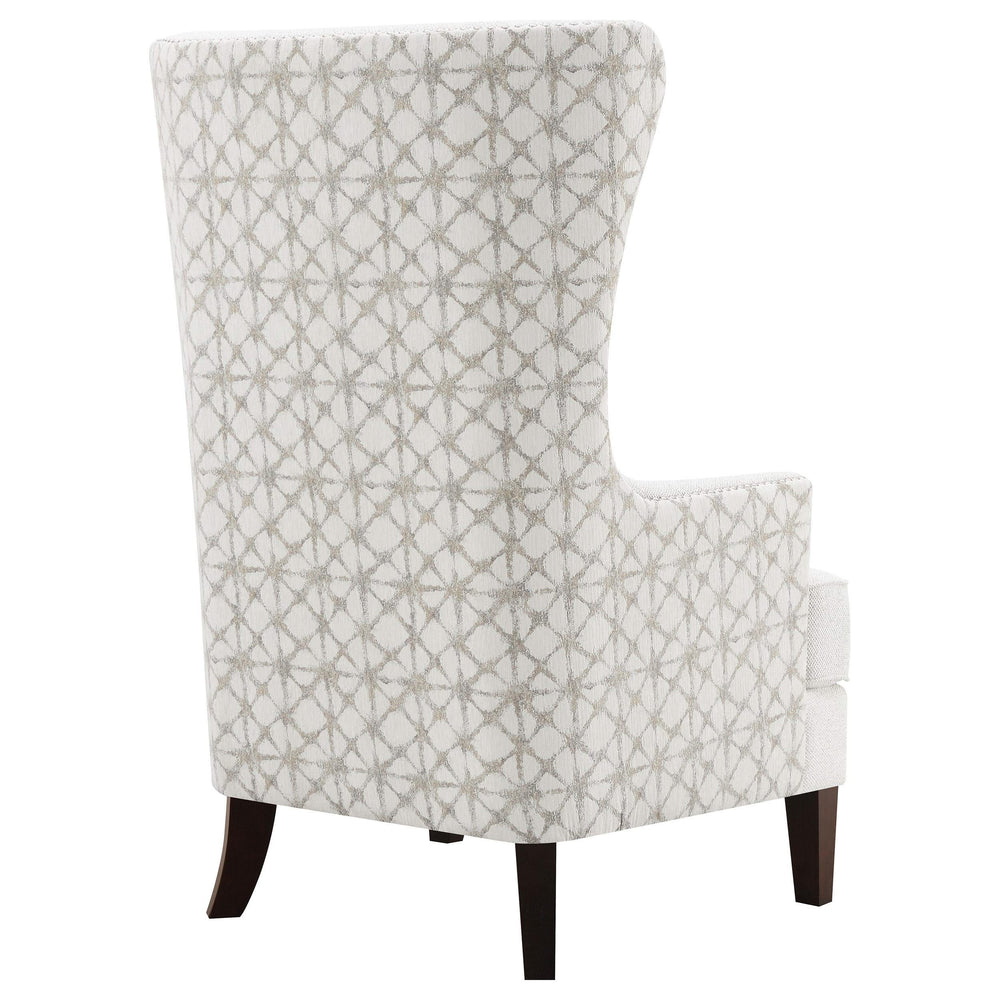 Sillón alto tapizado Pippin con respaldo alto y acento color Latte