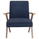 Sillón Cheryl con brazos de madera tapizados, color azul oscuro
