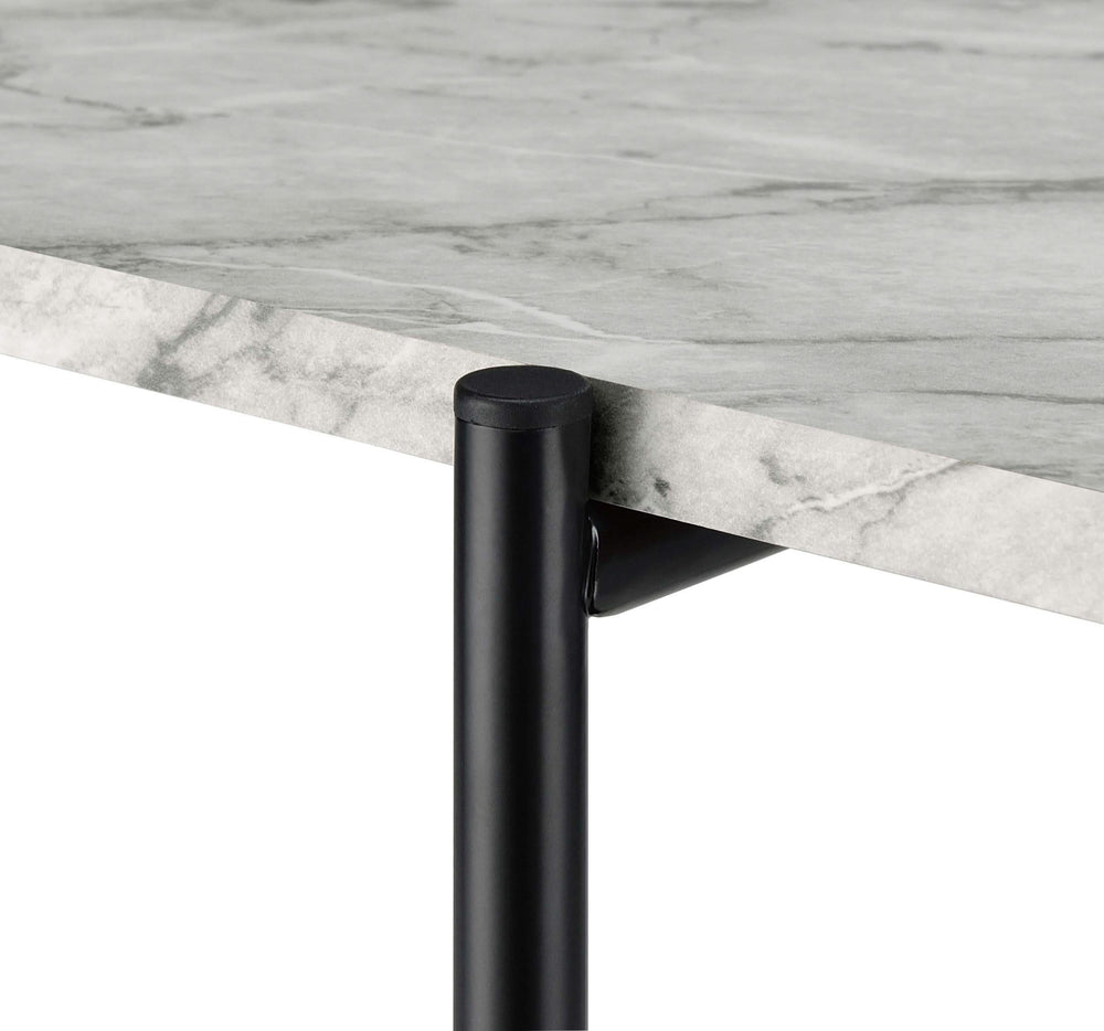 Mesa auxiliar de 3 niveles Ottilie con cargador inalámbrico en blanco y negro