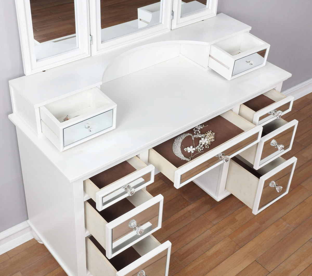 Tocador de maquillaje Reinhart blanco y beige