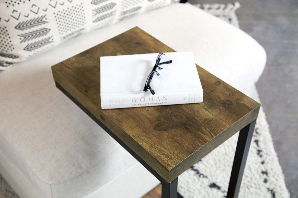 Mesa auxiliar de sofá en forma de C de madera de ingeniería Beck, color nuez moscada antigua
