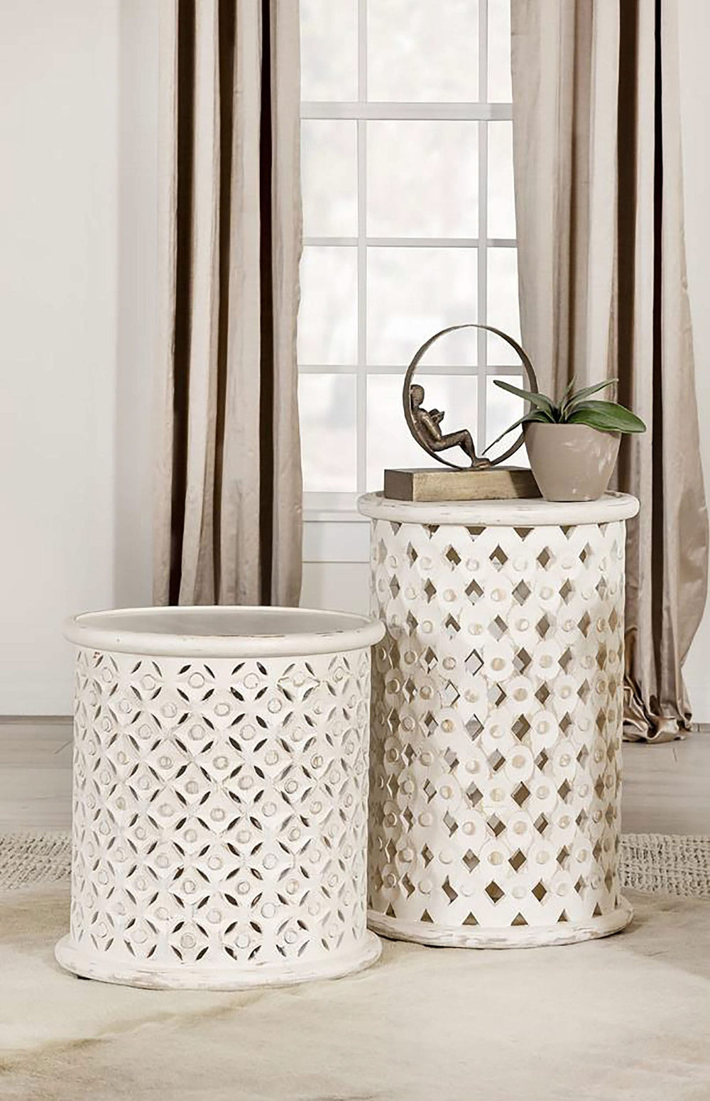 Mesa auxiliar redonda de madera de mango Krish de 18 pulgadas, lavada en blanco
