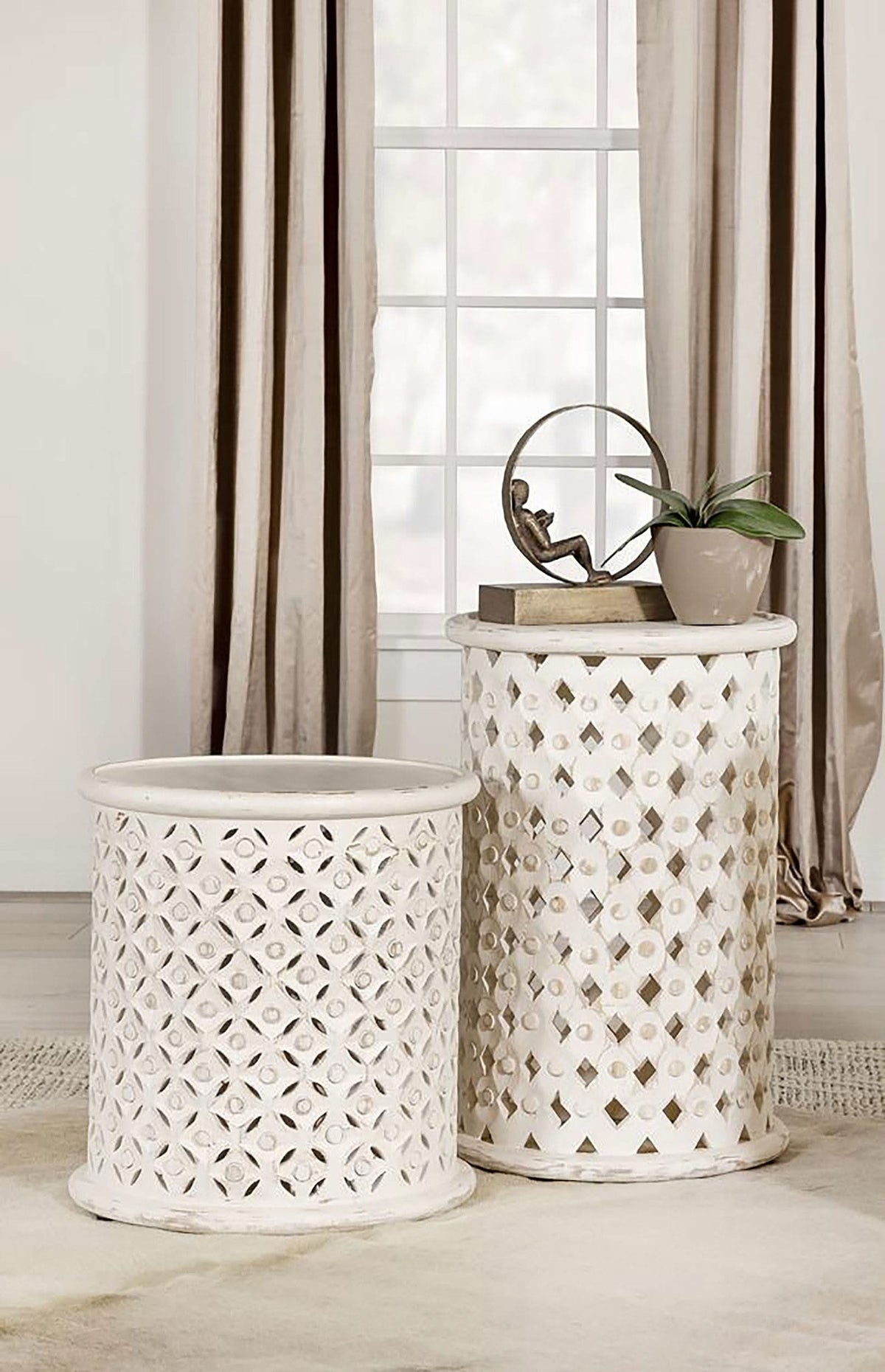 Mesa auxiliar redonda de madera de mango Krish de 18 pulgadas, lavada en blanco