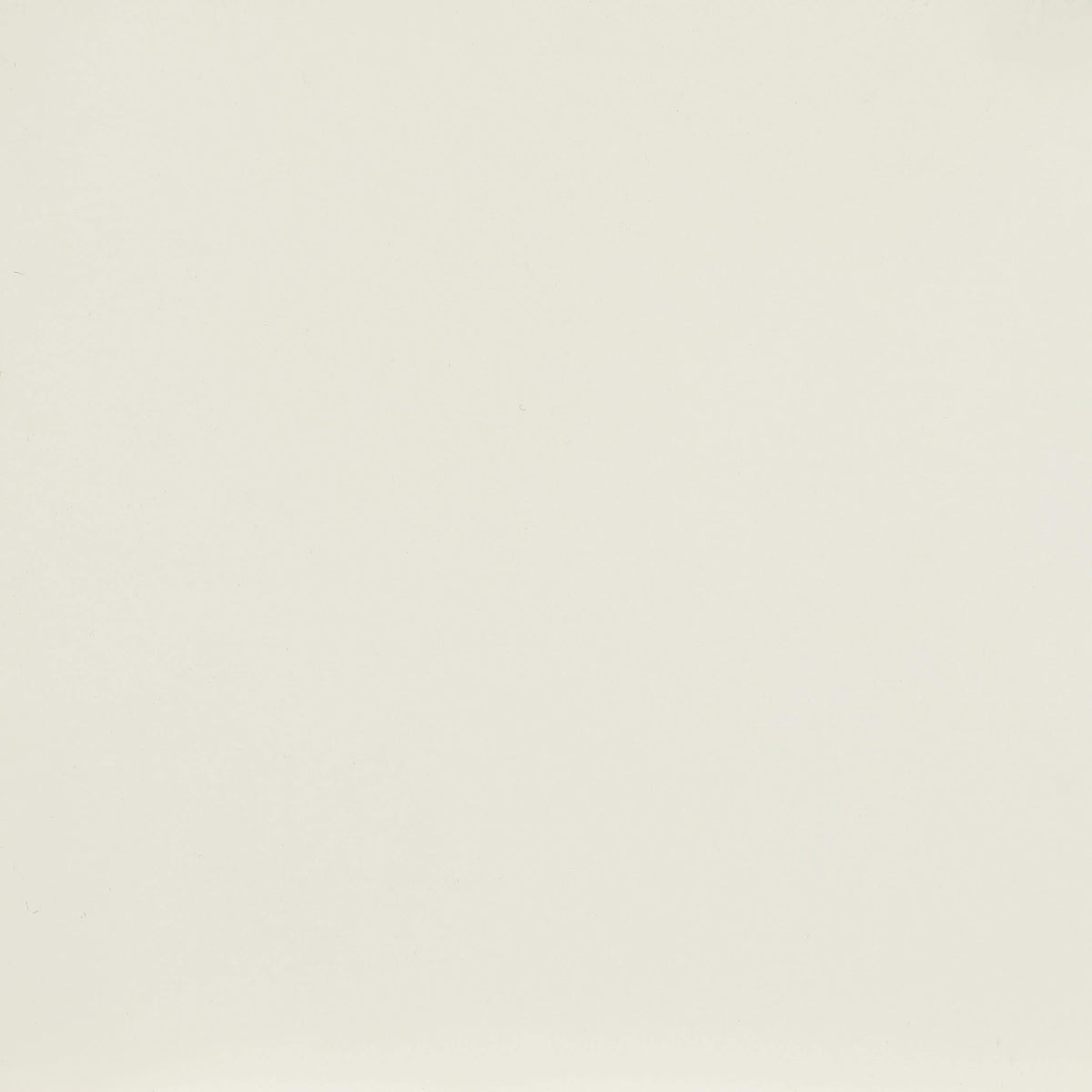 Vitrina de almacenamiento con 4 puertas y detalles de madera Sable, color blanco roto