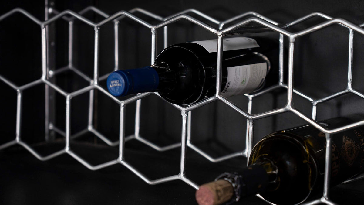 Gabinete de bar para el hogar Borman de 2 puertas para almacenar vinos en nogal y negro