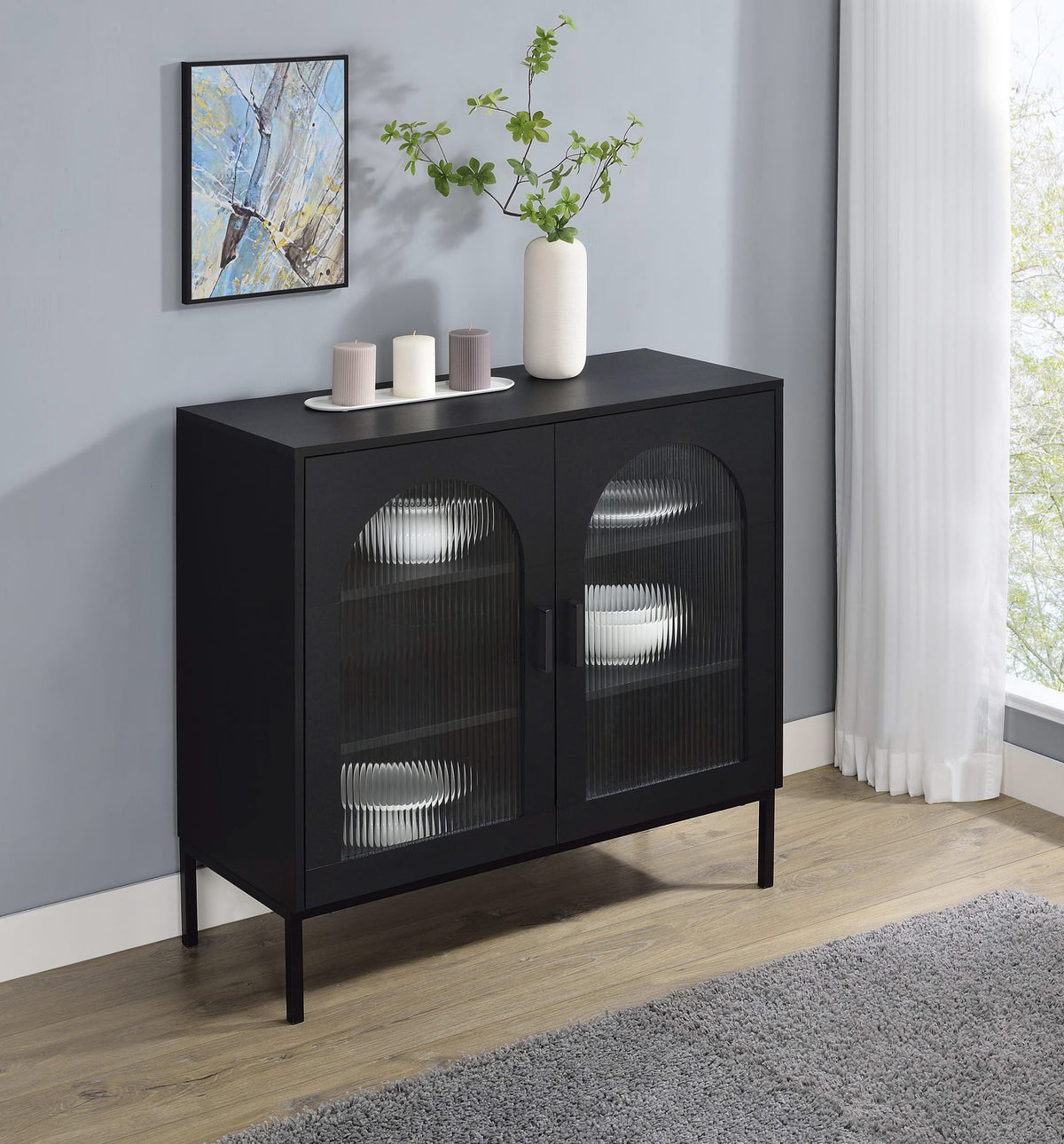 Gabinete decorativo Jess de 2 puertas con vidrio acanalado arqueado, color negro