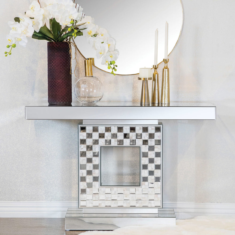 Mesa consola Claire con base cuadrada y diseño de tablero de ajedrez, color plata