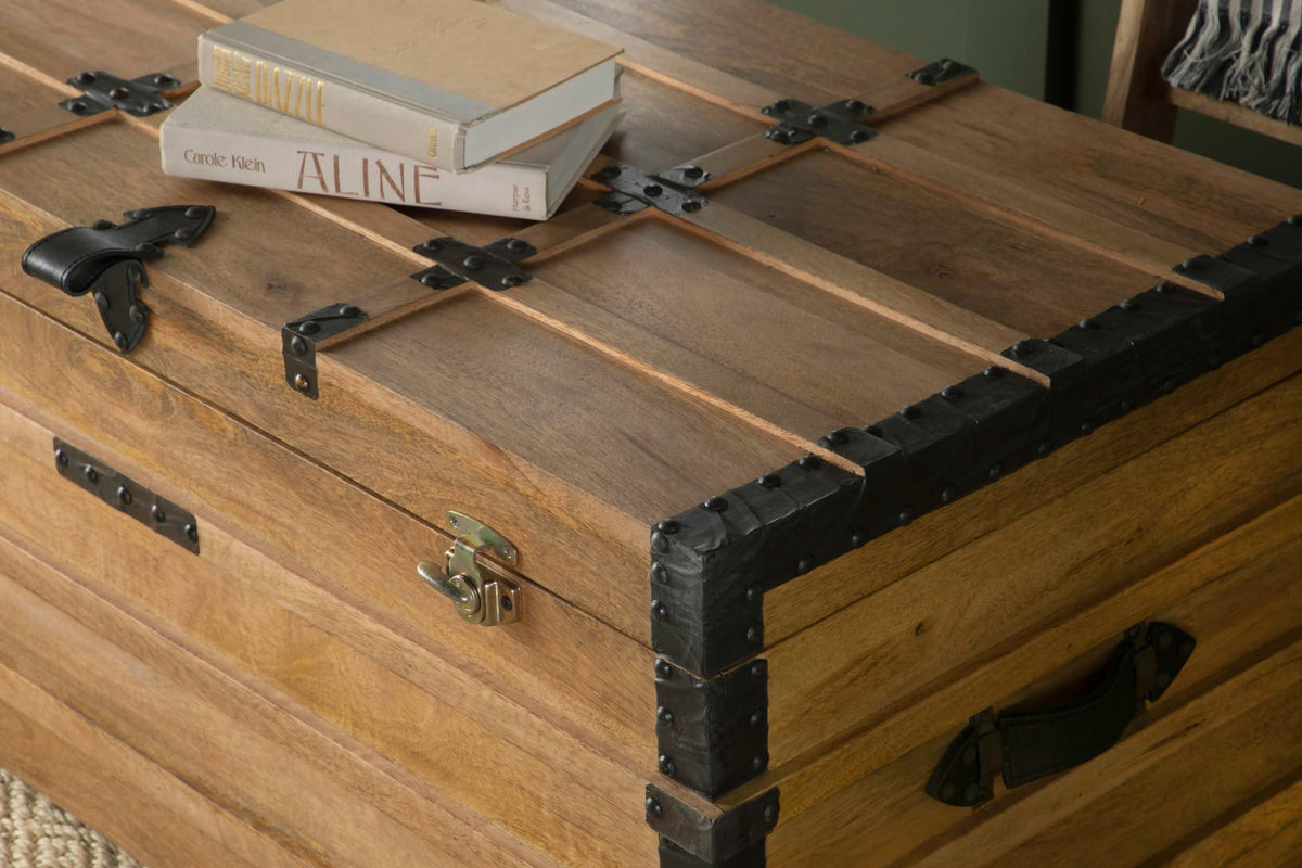 Baúl de almacenamiento de madera Simmons natural y negro