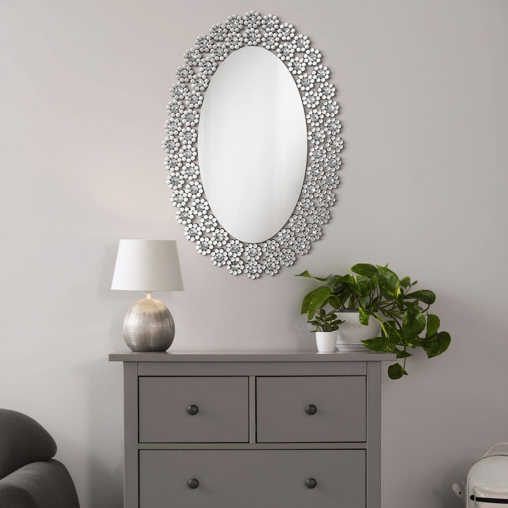 Espejo de pared ovalado Colleen de 31 x 47 pulgadas con flores de cristal plateadas