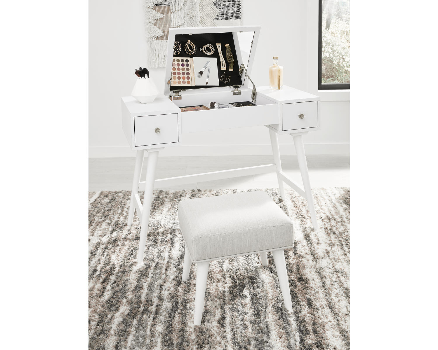 Thadamere Vanity with Stool