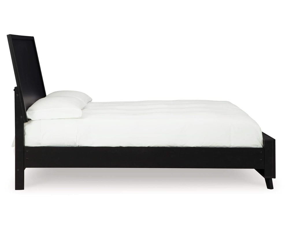 Cama King Danziar con paneles, cómoda y dos mesitas de noche
