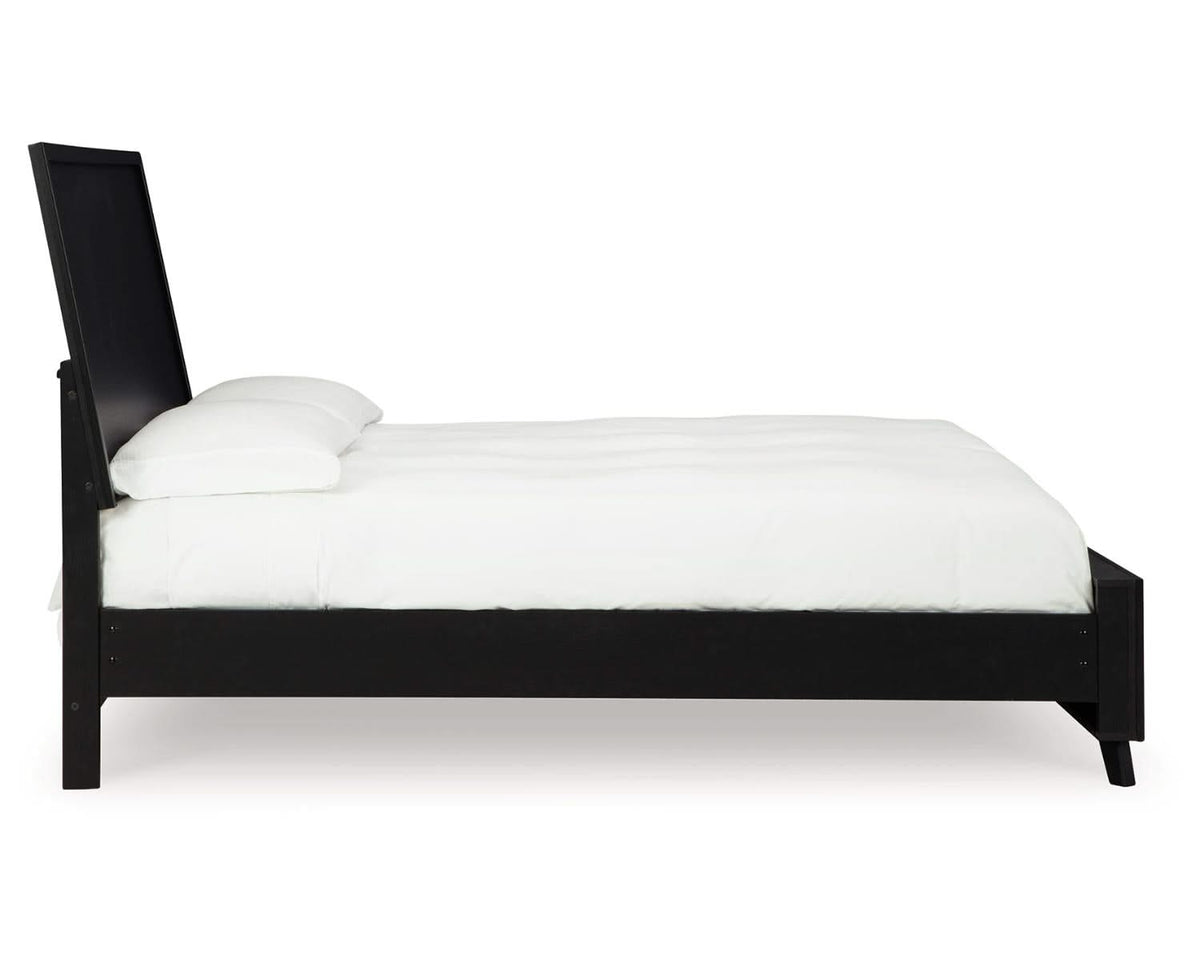 Cama King Danziar con paneles, cómoda y dos mesitas de noche