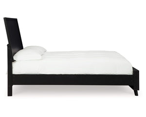 Cama King Danziar con paneles, cómoda y dos mesitas de noche