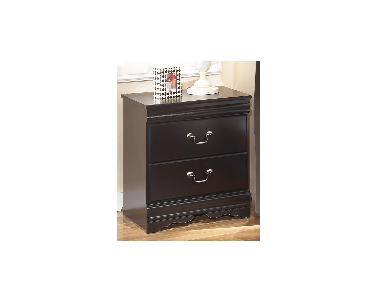 Huey Vineyard Queen Sleigh Bed and Nightstand