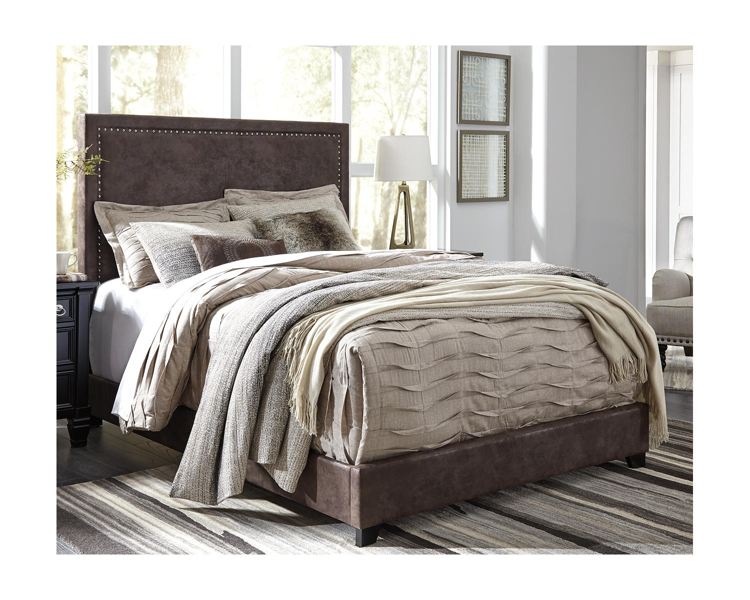 Dolante Queen Upholstered Bed
