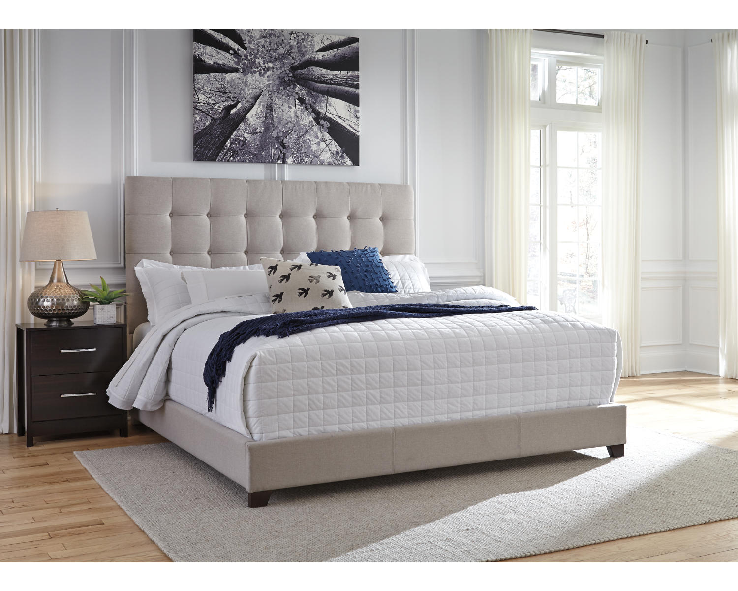 Dolante King Upholstered Bed