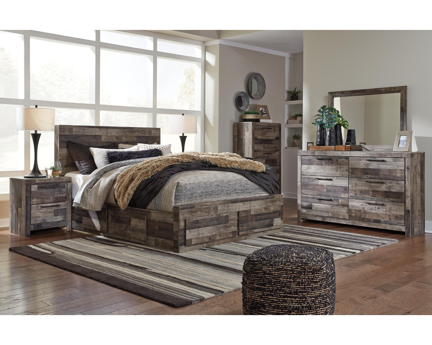 Derekson Queen Panel Bed with 4 Storage Drawers