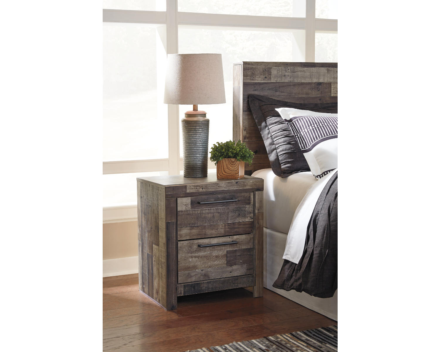 Derekson Queen Panel Storage Bed, 2 Chests and 2 Nightstands