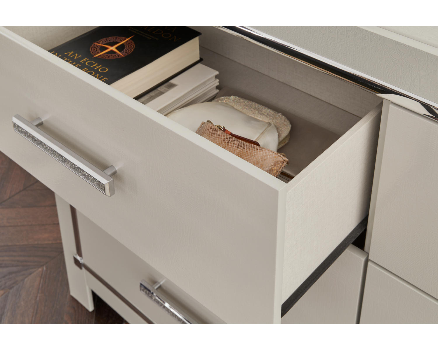 Zyniden Chest of Drawers