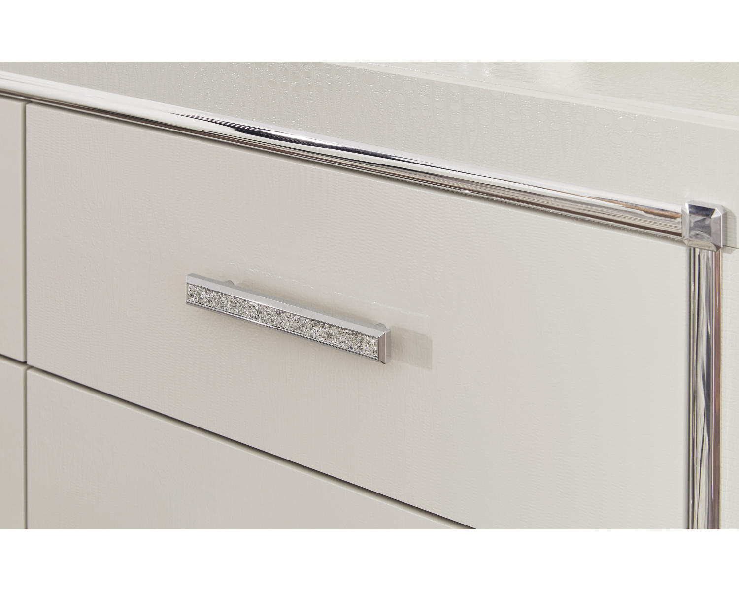 Zyniden Chest of Drawers