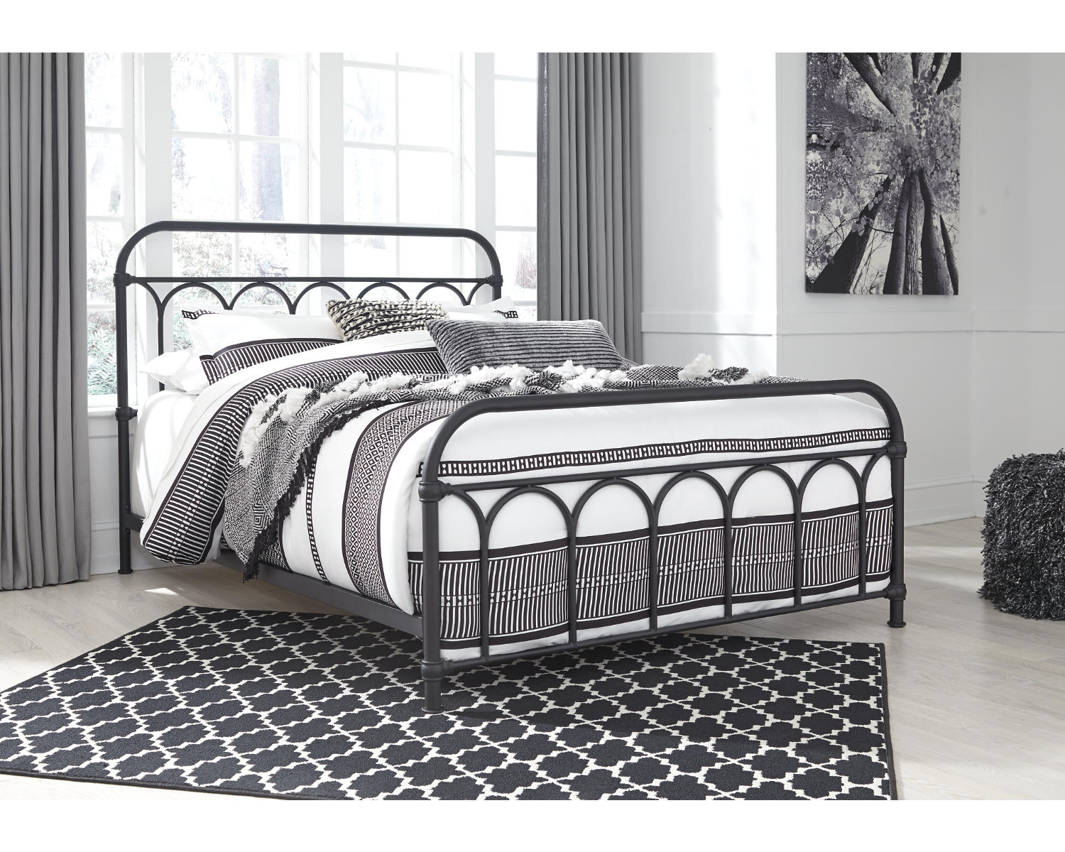 Nashburg Queen Metal Bed
