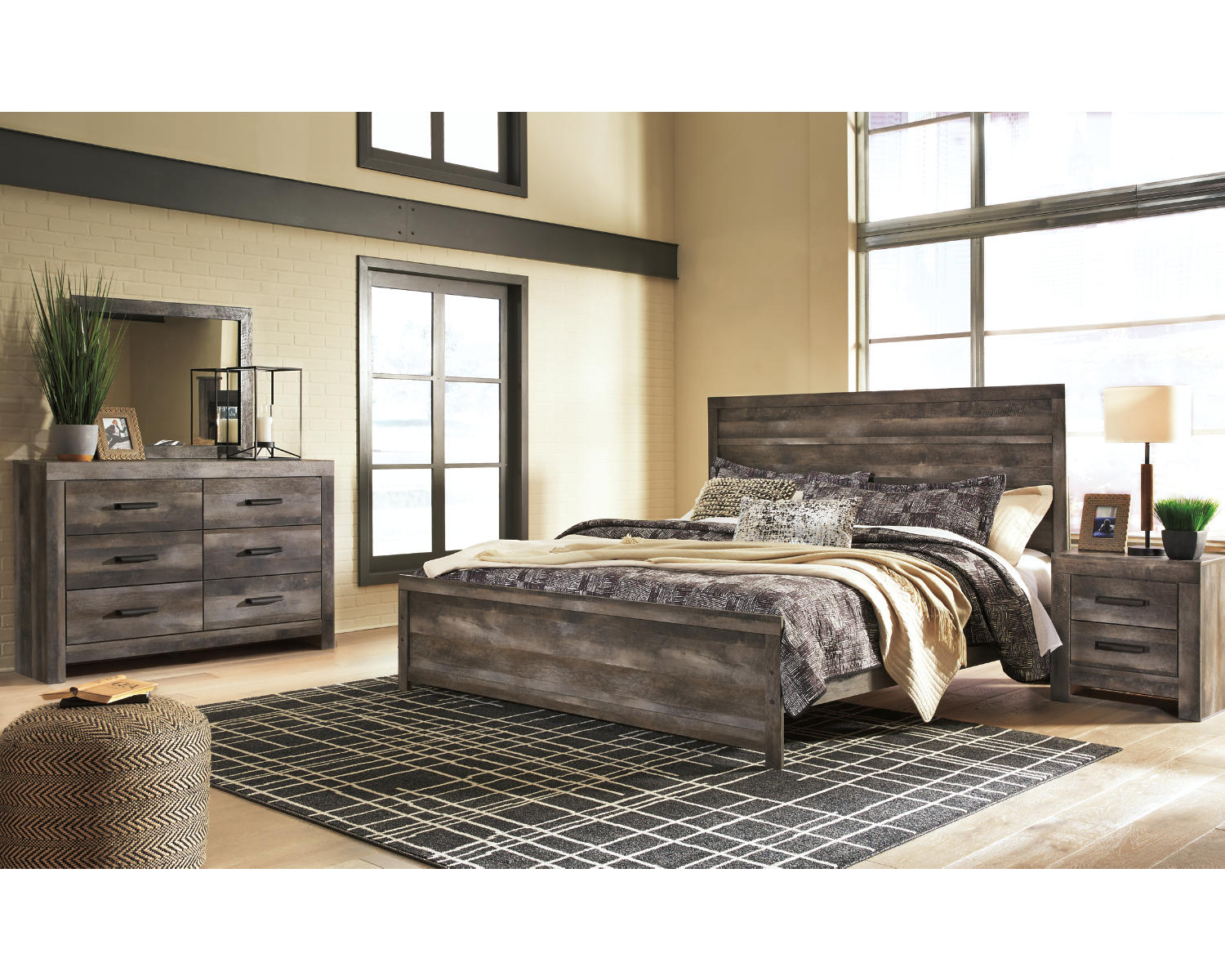 Wynnlow King Panel Bed with Mirrored Dresser and Nightstand