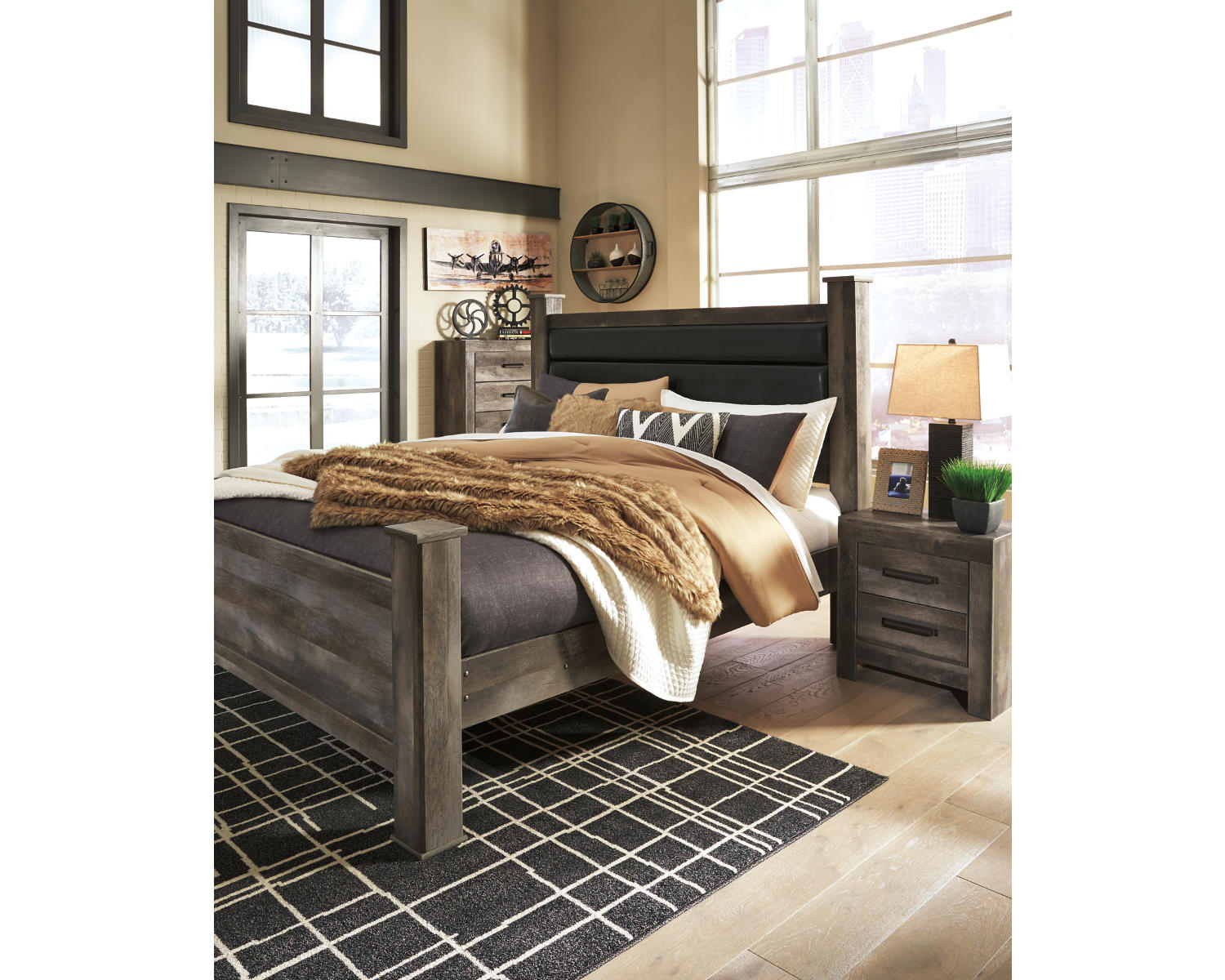 Wynnlow King Poster Bed