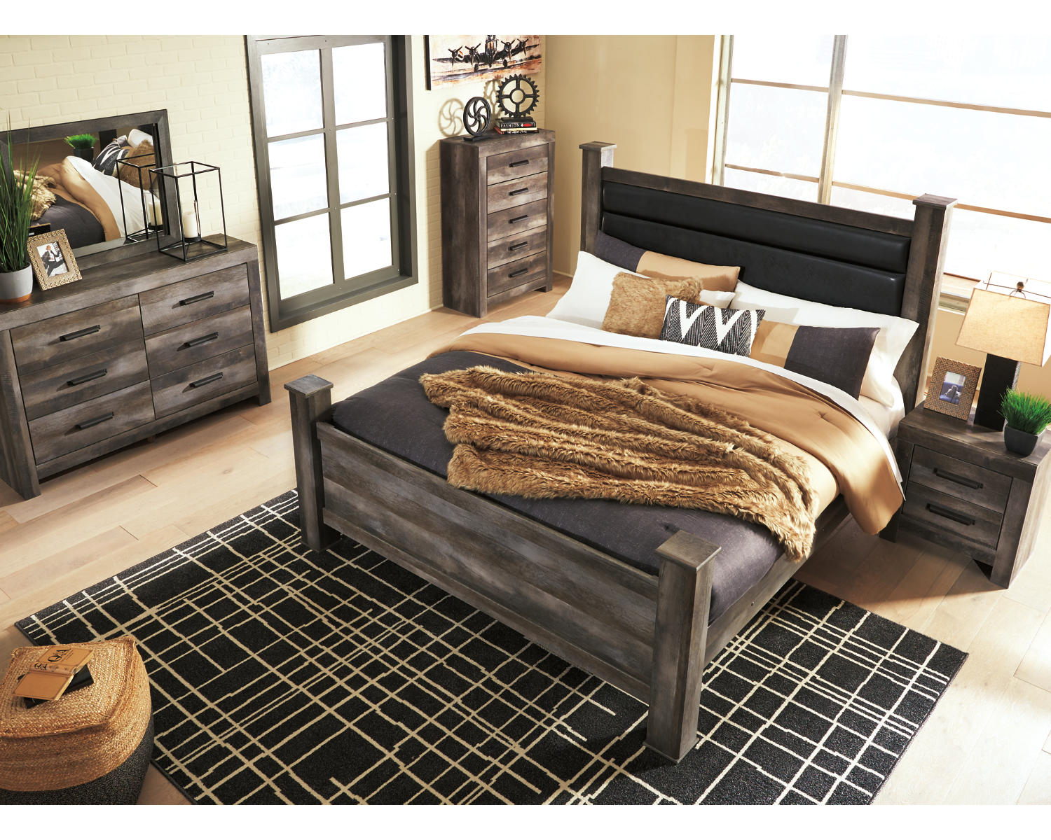 Wynnlow King Poster Bed