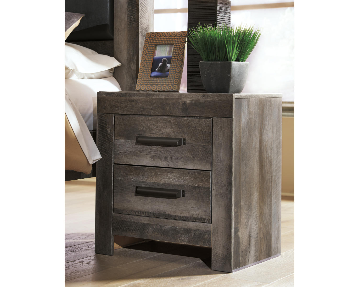 Wynnlow King Poster Bed, Dresser, Mirror and 2 Nightstands