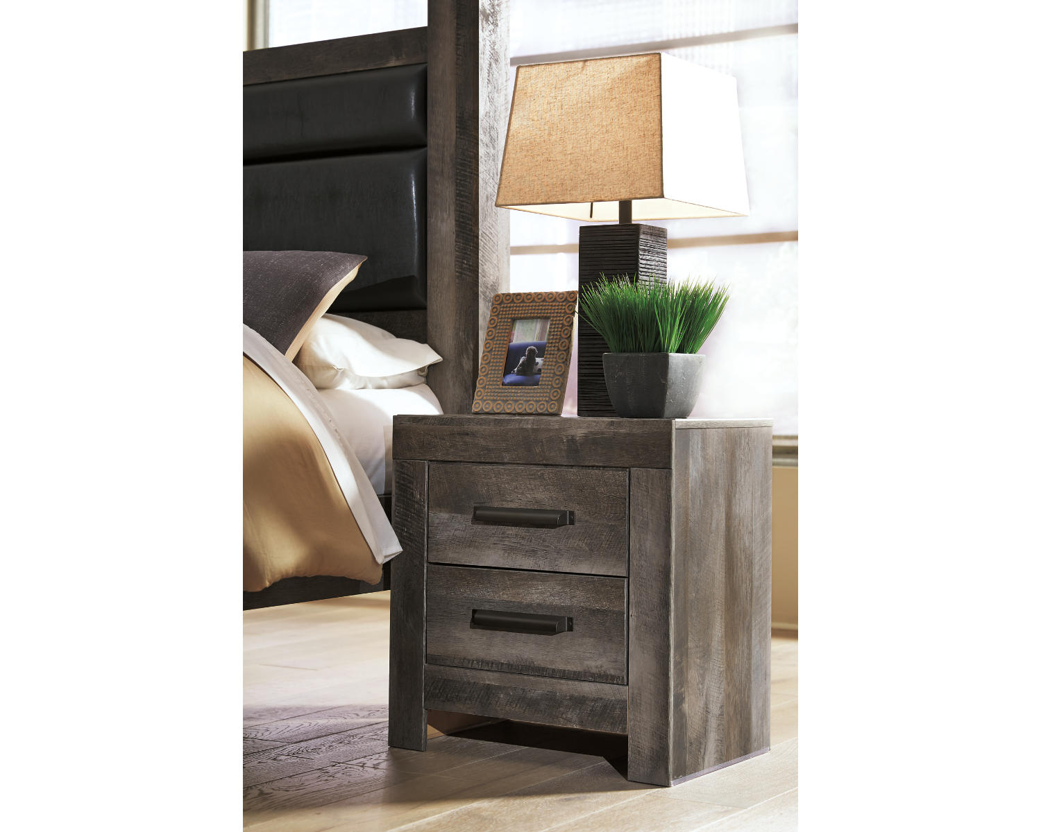 Wynnlow Queen Panel Bed and Nightstand