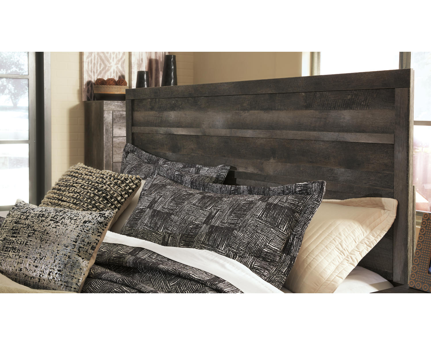 Wynnlow Queen Panel Bed