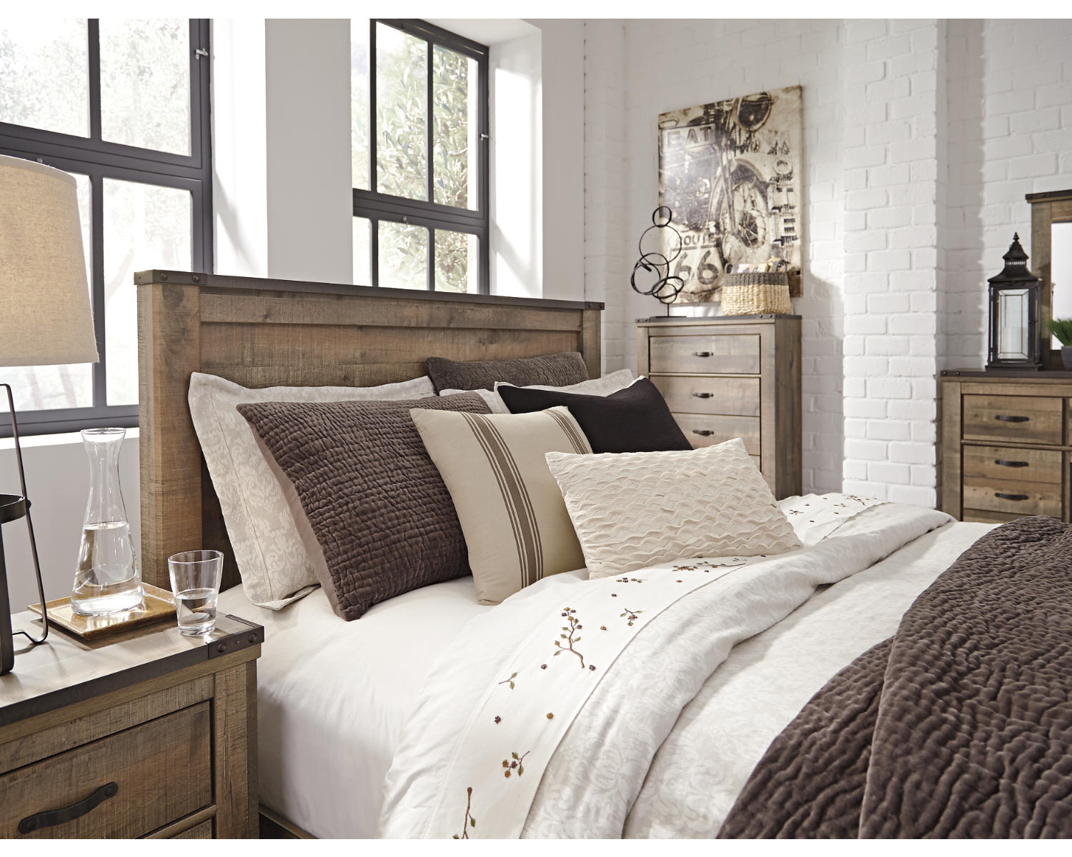 Trinell Queen Panel Bed