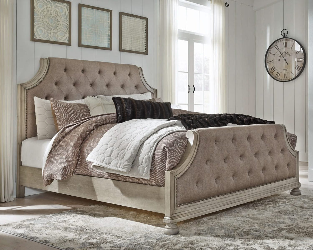Cama Falkhurst King con paneles tapizados