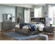 Cama Queen Caitbrook con almacenaje, tocador, espejo, cómoda y dos mesitas de noche